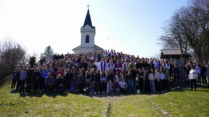 Tisuće mladih u molitvi diljem BiH: Dirljiv križni put okupio vjernike u četiri arhiđakonata