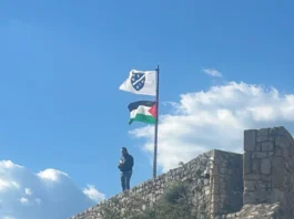 Zastave na tvrđavi u Blagaju izazvale polemike: palestinska zastava i ljiljani pod povećalom
