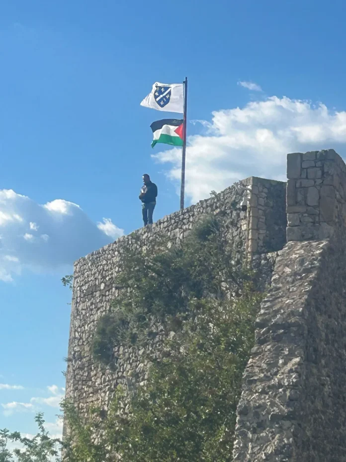 Zastave na tvrđavi u Blagaju izazvale polemike: palestinska zastava i ljiljani pod povećalom