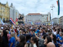 Tisuće mladih preplavile Zagreb: Prizor s Trga bana Jelačića oduševio Hrvatsku, fra Brčina poslao snažnu poruku Tisuće mladih preplavile Zagreb: Prizor s Trga bana Jelačića oduševio Hrvatsku, fra Brčina poslao snažnu poruku